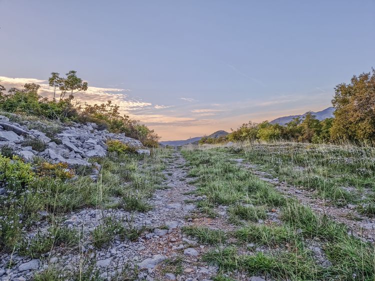 Felsige Wege führen euch am letzten Tag der Lynx Trail Bikepacking Route an die Adria und nach Rijeka