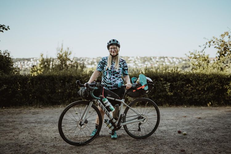 Katharina Nippgen ist bereit für das TWAR X komoot Taunus Weekender bikepacking event.