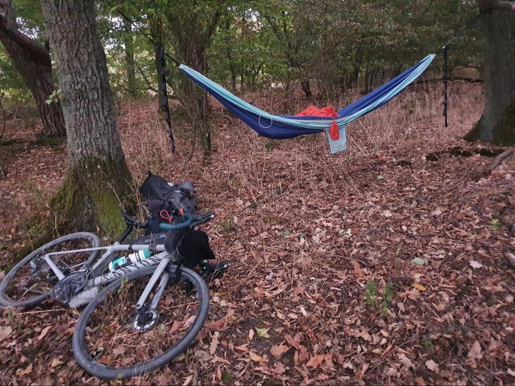 Hängematten Schlafsetup beim Bikepacking auf der Taunus Teaser Route.