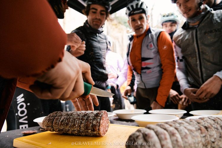 Local snacks are provided at Marmöl Gravel.