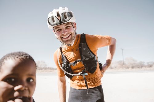 Kurzdoku über Erik Horsthemke's bikepacking trip durch Afrika "Ride for Change" auf gravgrav