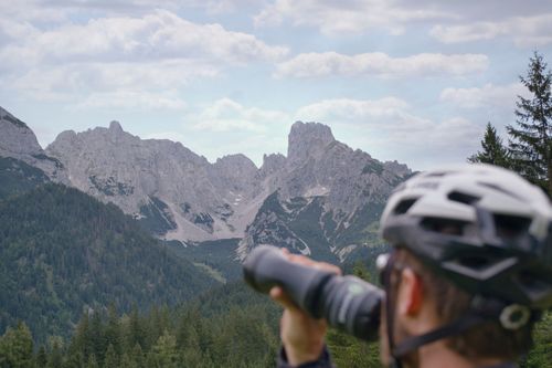 Der Blick auf Bischofsmütze und Gosaukamm auf einer Graveltour im Lammertal ist einmalig.